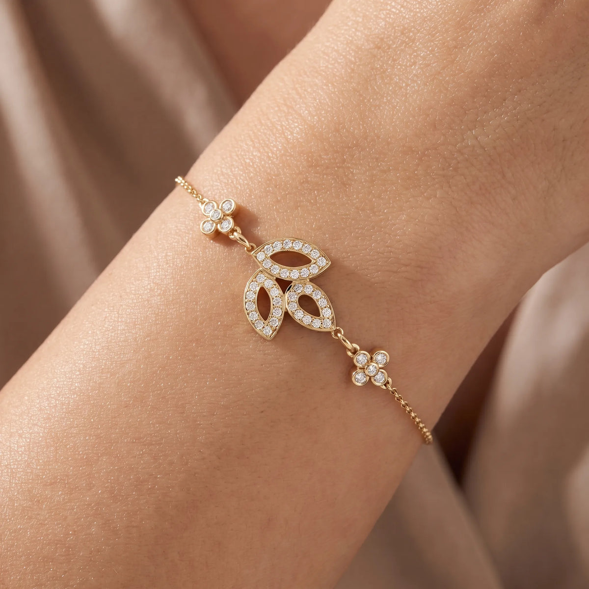 Lily Cluster Fleur Radiance Bracelet